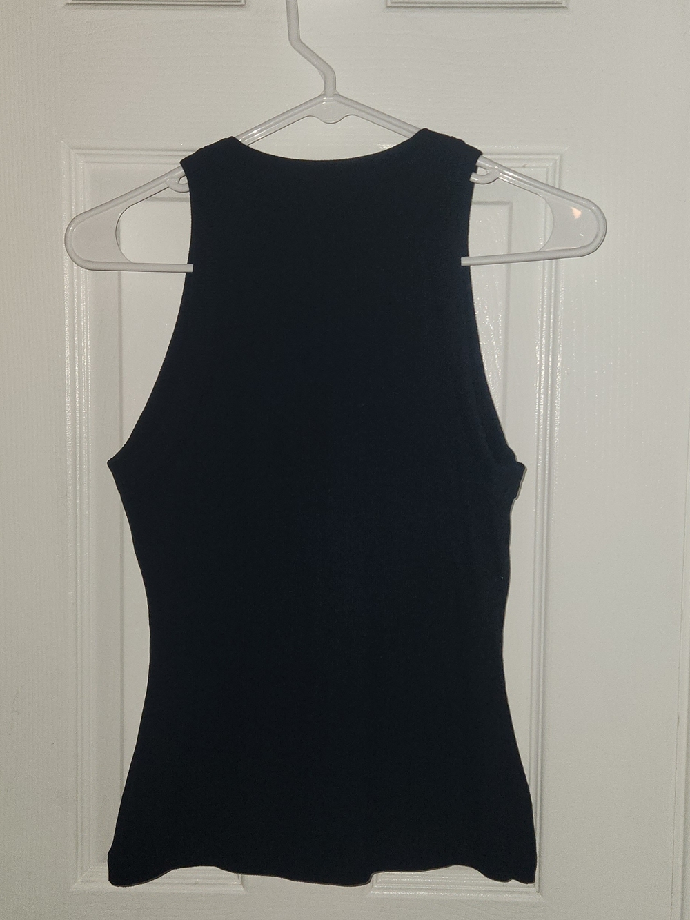Sleek Black Ribbed Racerback Tank With Built-In Bra - Picture 3 of 3